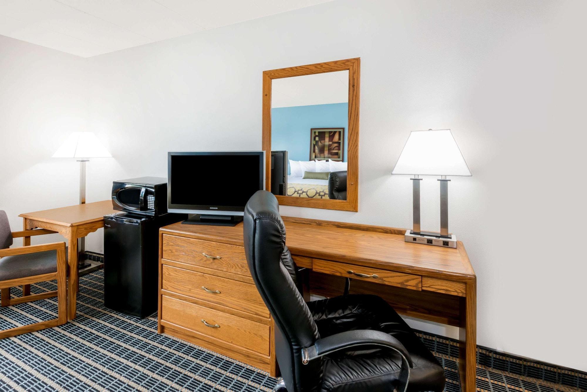 Baymont By Wyndham Marshalltown Esterno foto