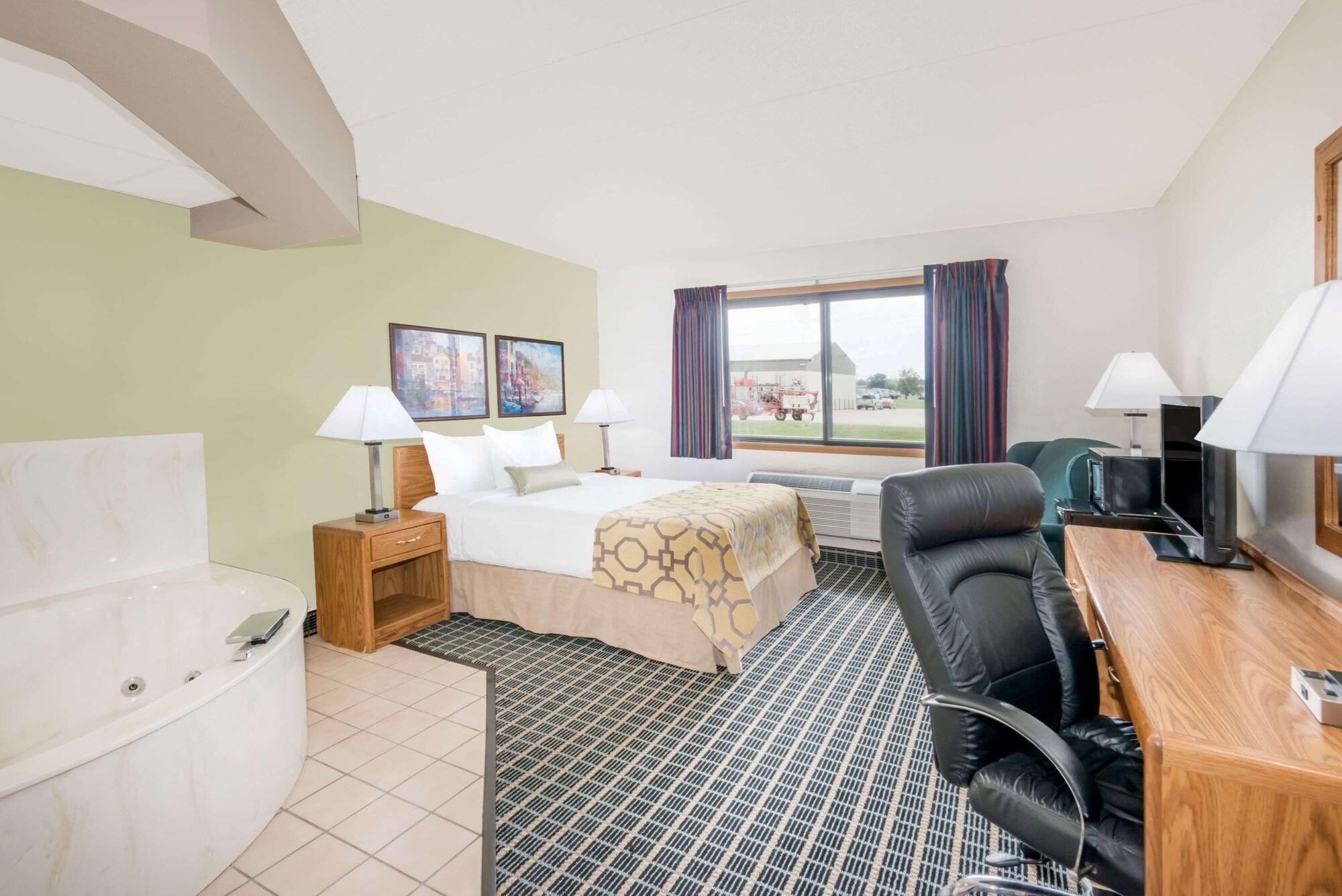 Baymont By Wyndham Marshalltown Esterno foto